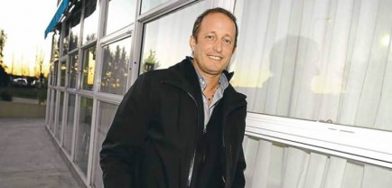 El primer candidato del kirchnerismo le resta importancia al escaso nivel de conocimiento. Rescata la �coherencia y lealtad� del gobernador Scioli. Y dice que aparecer con Tinelli le dio �notoriedad�