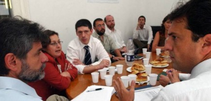 Aunque hacen campa�a en distritos diferentes, el senador porte�o sali� a criticar al intendente de Tigre. La 