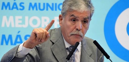 El ministro de Planificaci�n Federal, Julio De Vido, anunci� que acord� con el gobernador Daniel Scioli la creaci�n de una firma estatal que brindar� acceso a la red por fibra �ptica