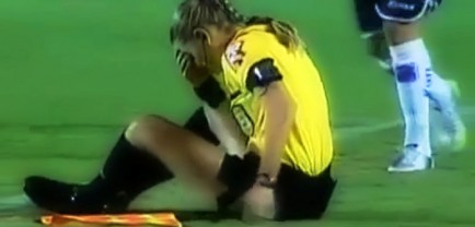 La asistente recibió un despeje de un defensor de lleno en la cabeza y quedó tendida en el piso durante varios minutos aturida.