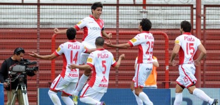 El equipo de Rub�n Forestello cay� ante el Bicho Colorado en su visita a La Paternal. El primer gol para el local lo marc� un ex Col�n, Julio Barraza, a los 15 minutos del primer tiempo. El segundo lleg� en el complemento, a los 6 minutos, obra de Hern�n Boyero, tambi�n de cabeza. 