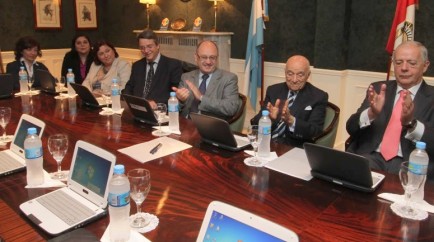 La Fundacin NBSF y la UNL firmaron un convenio de colaboracin para el desarrollo y creacin de la Escuela Secundaria de la casa de altos estudios. El acuerdo fue suscripto por el Presidente de la Fundacin NBSF, Enrique Eskenazi y el Rector de UNL, Albor Cantard, durante un acto desarrollado en la casa central del Nuevo Banco de Santa Fe, que cont con la presencia de directivos de la institucin acadmica y del Banco y de autoridades del Gobierno provincial.