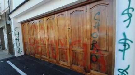 El frente de la casa del Jefe de Prensa del Sabalero amaneci� con pintadas amenazantes. 
