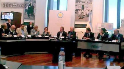 El acta paritaria establece el Programa Nacional de Formacin Docente Permanente, en ejercicio, con la participacin en su diseo, desarrollo e implementacin y evaluacin de los sindicatos docentes.