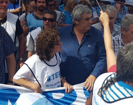 Sonia Alesso y Sergio Romero en la movilizacin docente de este 6 de marzo.