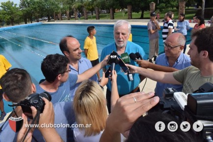 Se lo ve de buen nimo al intendente de Santa Fe, ante periodistas, junto a Jos Vignatti en la sede del Club Coln 