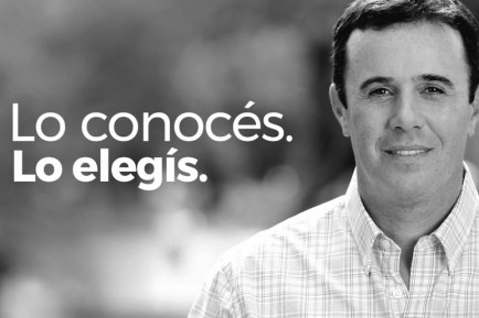Lo conocs, lo elegs, dice el lema, reconocimiento del desconocimiento que tienen los vecinos del candidato