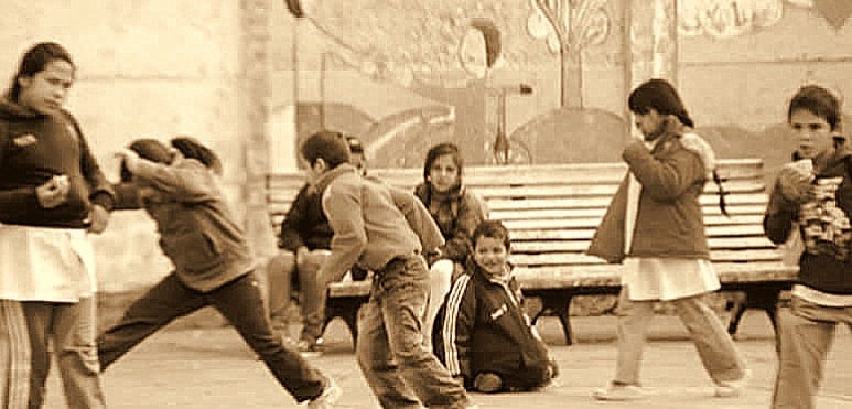 Dentro de la institución. Las autoridades quieren que los colegios sean un refugio para los chicos.