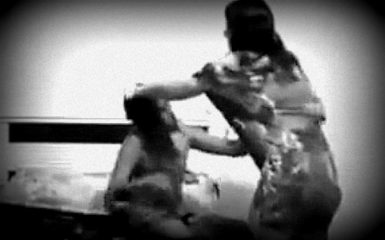 Prepara la cmara para filmar a su chica mientras tienen relaciones sexuales. El problema es que lo termin agarrando del peor lugar.