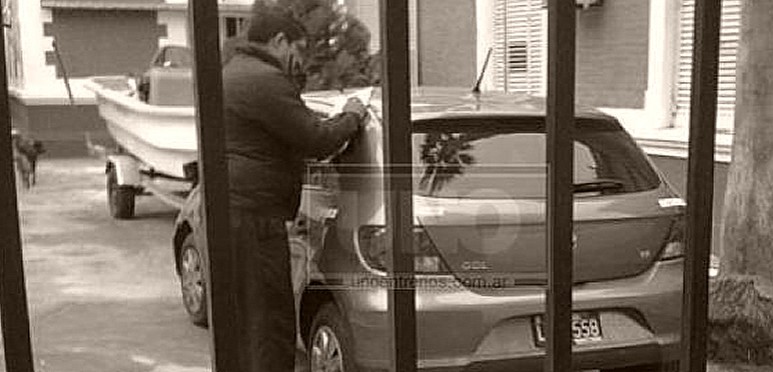 Un muchacho de 24 años que dijo ser hijo de una jueza casi provocó una tragedia ayer a la mañana en la Costanera de Paraná.