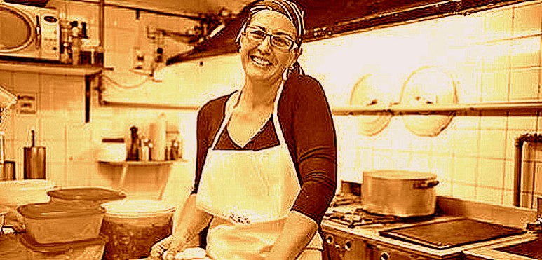 Manos a la obra. Karina Llanes en la cocina de Ritratto, donde hoy es segunda chef: “El peso está todo sobre una y no hay tiempo de quejas”./ HERNAN ROJAS