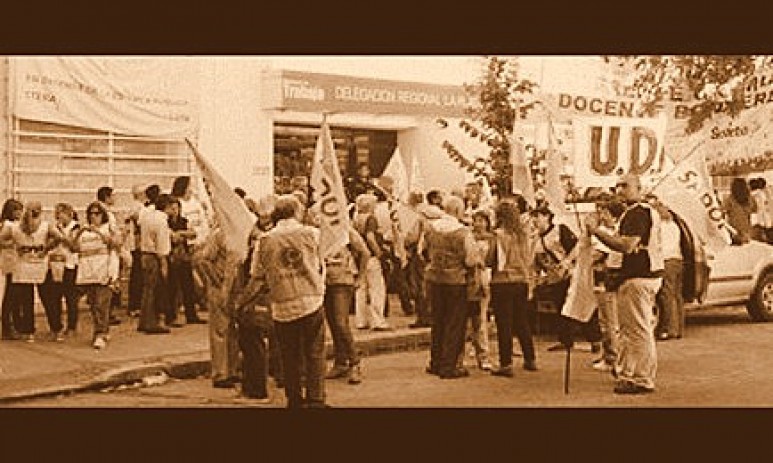 Los docentes de la provincia de Buenos Aires cumplen la primera jornada de paro de actividades dispuesto, ante la falta de acuerdo con el gobierno por un aumento salarial para el sector.