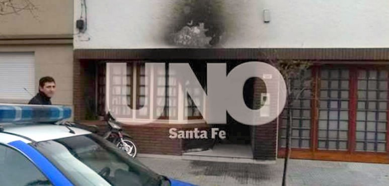 Sucedió a las dos de la madrugada en una finca de calle Castellanos al 1.600. Desconocidos lanzaron una bomba incendiaria que quemó parte del frente de la casa de abogados. Diario UNO de Santa Fe, dialogó con el doctor Joaquín Dalla Costa sobre el suceso.