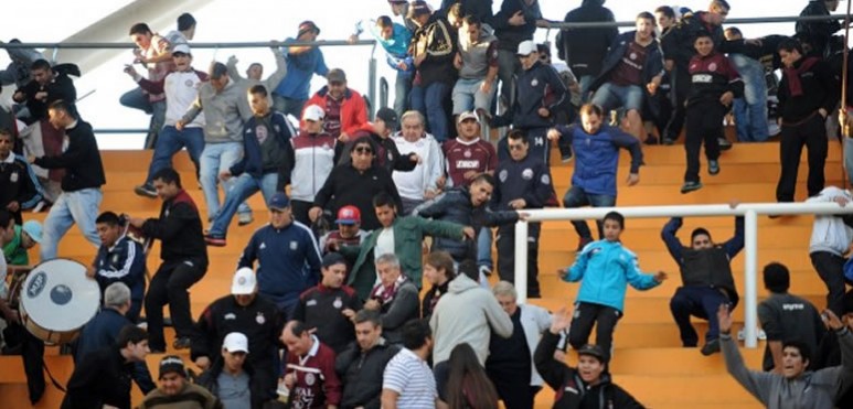 Un simpatizante granate falleció en las inmediaciones del Estadio Único de La Plata tras un enfrentamiento con los efectivos policiales.El partido entre Estudiantes y Lanús fue suspendido por los incidentes luego de disputarse el primer tiempo.