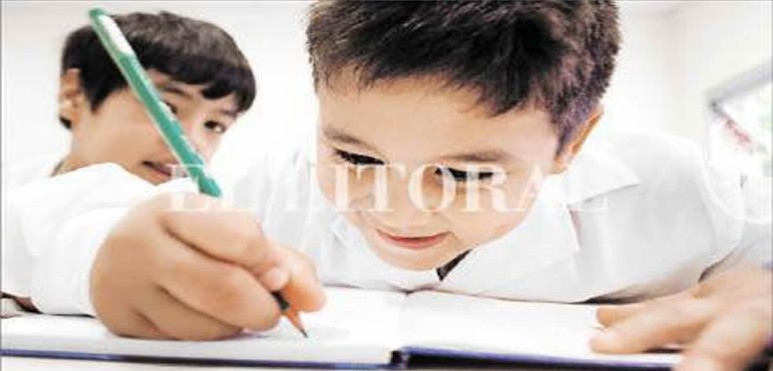 La letra manuscrita se enseña en las primarias con entusiasmo, pese al masivo uso de la imprenta en la secundaria y la vida adulta.