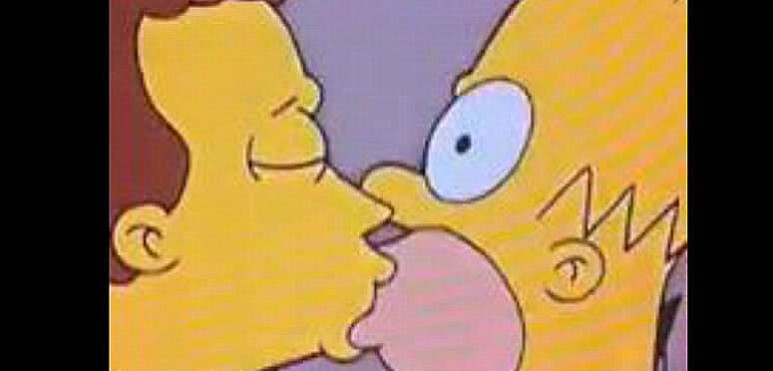 Telef haba pasado un episodio de la serie sin la escena en que Homero besa a un amigo gay; ante una denuncia tuvieron que repetir el captulo completo