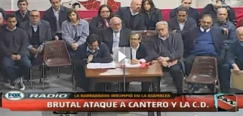 El presidente del club intent iniciar el acto en un clima hostil. El gimnasio estaba lleno de hinchas que pedan su renuncia. Tras pocos minutos, comenzaron las agresiones y las peleas, que incluyeron a otros dirigentes