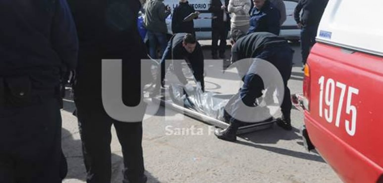 Un motociclista disparó sobre el ciclista Rodrigo Pizarro de 30 años, que iba con un sobrino de cinco, en la esquina que forman la avenida 12 de Octubre y calle Hugo Wast en el barrio General López. Pizarro falleció en el acto, los vecinos socorrieron al nene de cinco años. Y ahora hay un fuerte operativo para dar con el asesino. La causa del crimen sería una venganza de vecinos del mismo barrio.