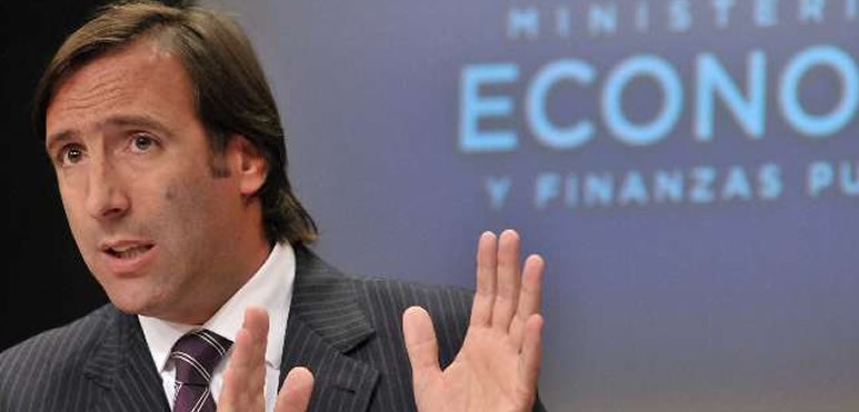 El Ministerio de Economía dispuso la creación de un bono a seis años, por $ 2.500 millones, y autorizó un crédito del Banco Nación, por $ 2.000 millones, a pagar en 24 meses, lo que da cuenta de la necesidad de financiamiento del Estado nacional, en un año electoral.