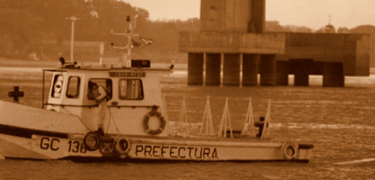 Una pareja que mantenía relaciones sexuales a bordo de una camioneta en esa zona costera de La Florida, ciudad de Rosario, olvidó poner el freno de mano y el vehículo terminó en el agua. Los enamorados lograron salir a tiempo del rodado.