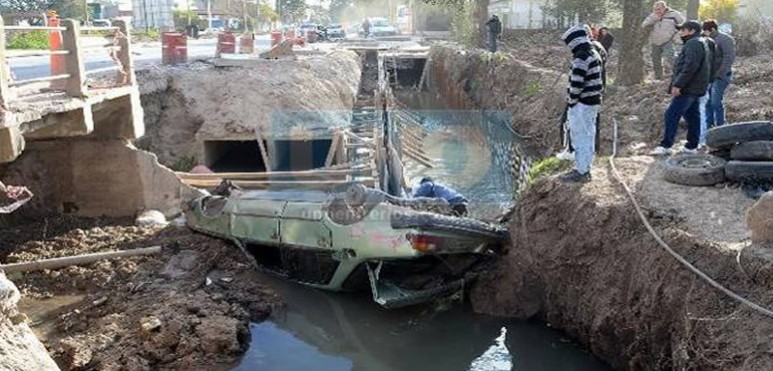 El accidente se produjo en la zona del acceso al Parque Industrial de Paraná. El vehículo volcó y sufrió importantes daños.