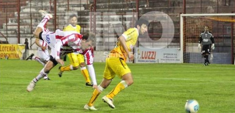 Unión perdió este martes por la noche ante Crucero del Norte por 1-0, en su debut en la Copa Arriba Corrientes. Diego Torres, en el rebote del penal que le atajó Daniel Islas, convirtió el único tanto para el conjunto de Iván Delfino.