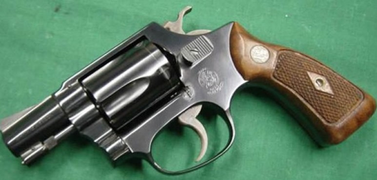 El arma, un revólver calibre 22, estaba cargada con 8 cartuchos. Fue en el la escuela técnica Osvaldo Magnasco, ubicada en Ovidio Lagos y Zeballos.El hecho es investigado por la comisaría 6ª (imagen alusiva)