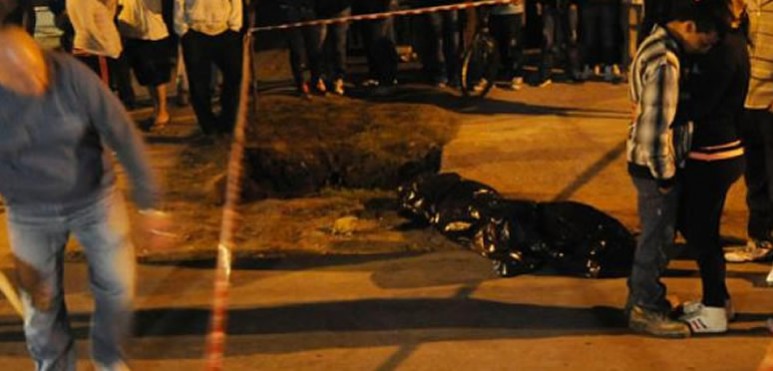 Una mujer de 50 años y madre de tres adolescentes murió víctima de un balazo en la frente cuando, al desplazarse junto a su nuera en una moto de baja cilindrada, quedó en medio de una balacera.