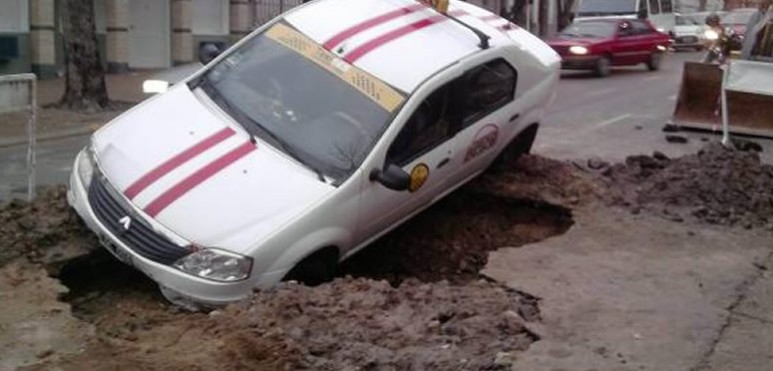 El accidente estuvo protagonizado por un coche de alquiler, en Paraná. En el lugar se realizaban trabajos en la vía pública. Personal de la empresa afectada denuncia falta de señalización