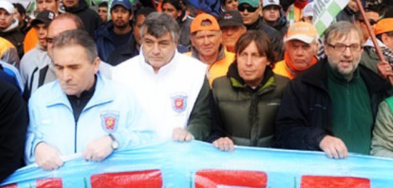 La CGT y la CTA que responde a Pablo Micheli recorrieron calles del microcentro en reclamo de la derogación del impuesto a las ganancias.