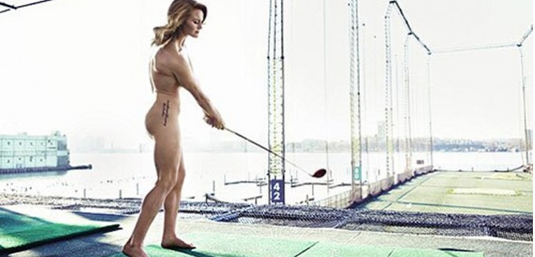 Carly Booth, de 21 aos, caus polmica con su atrevida sesin fotogrfica en la que revel, adems de su cuerpo desnudo, sus tatuajes.