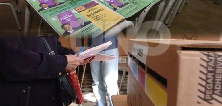 Ése es el orden en el cual emitirá cada sufragio el elector. Una vez colocados ambos votos en las urnas correspondientes, las autoridades de mesa le entregarán un troquel que certificará que votó.