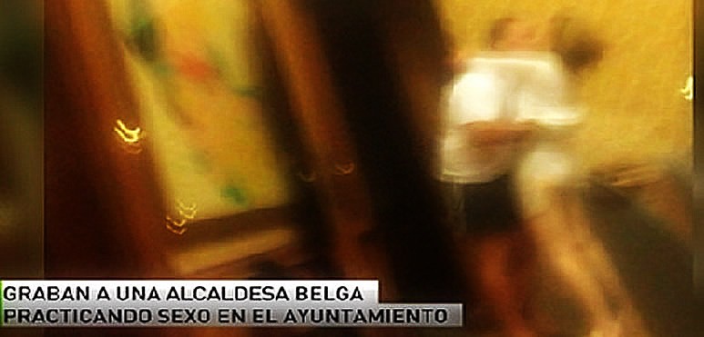 Un grupo de jvenes se percat de que la luz permaneca encendida ms tarde de lo normal en una de las salas del edificio municipal en Blgica. Al acercarse a echar un vistazo, descubrieron a la mujer en plena faena.