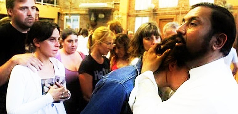 El cura sanador que cada año recibe a miles de fieles, bendijo a los rescatistas en la zona del edificio rosarino.