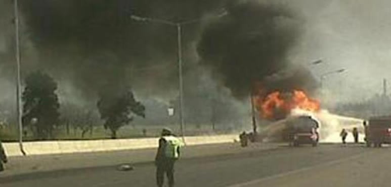 Un camión cisterna que trasportaba gasoil se prendió fuego esta mañana en la ciudad de Rosario. El lamentable episodio se produjo luego de que el vehículo chocara contra un Chevrolet Corsa que se cruzó de carril. El chofer sufrió heridas leves.