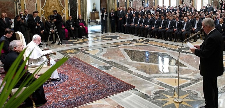 En la visita de la delegación Argentina al Papa, en el Vaticano, Rubén Moncagatta le entregó al Papa remeras de Sabaleras y una carta.