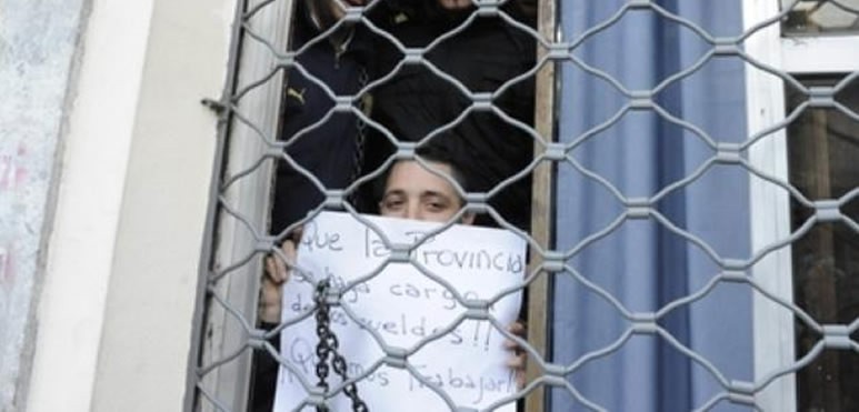 Trabajadores de la metalúrgica de Villa Gobernador Gálvez reclaman pago de sueldos hace meses. Paralizan la sede local del Ministerio de Trabajo y tres de ellos se encadenaron en busca de soluciones.