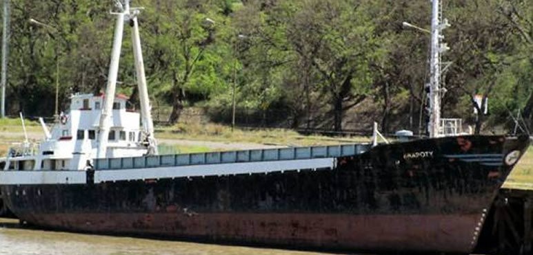 La embarcación, que trasportaba yeso, pertenece a una empresa argentina pero lleva bandera guaraní. Sufrió un desperfecto y quedó inmovilizada a 8 kilómetros de la capital entrerriana. El grupo ya no tiene víveres y pide ayuda diplomática.