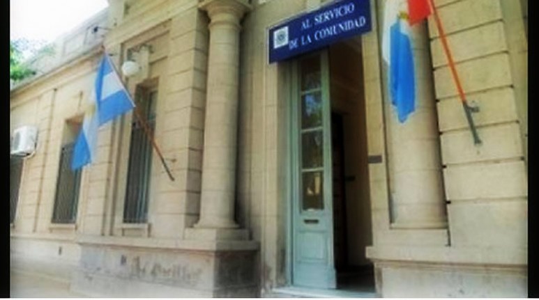 Sucedió esta madrugada en la localidad de San Carlos Sur. Un hombre mató a otro por cuestiones menores, y fue detenido por los policías de la UR 11° Las Colonias de la policía santafesina. El juez Falkemberg ordenó la necropsia al cadáver en la morgue judicial de la capital provincial.