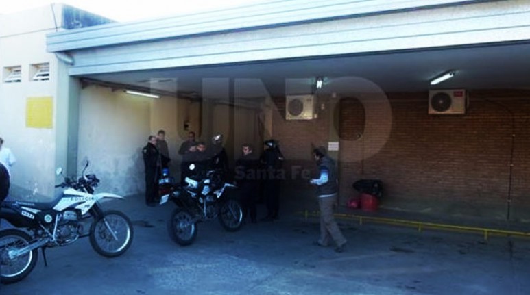 Se trata de Pablo Cejas de 30 años, que ingresó con un disparo en el tórax a la guardia del hospital Cullen. El hombre recibió el impacto en inmediaciones de J J Paso y el acceso a la Circunvalación Oeste. Su estado es reservado. Hay un intenso operativo para dar con el autor del hecho, ya identificado