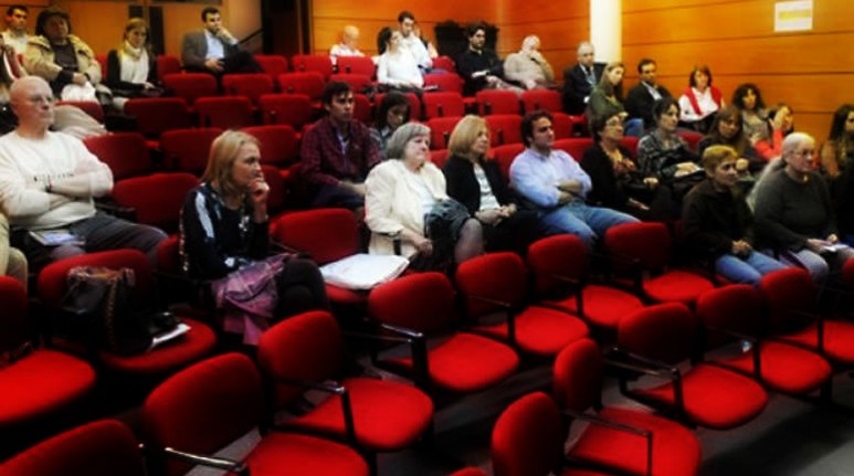 Asesoramiento. Damnificados por la explosión escucharon ayer el asesoramiento que les dio el ex juez Ramunno. (Foto: H. Río)