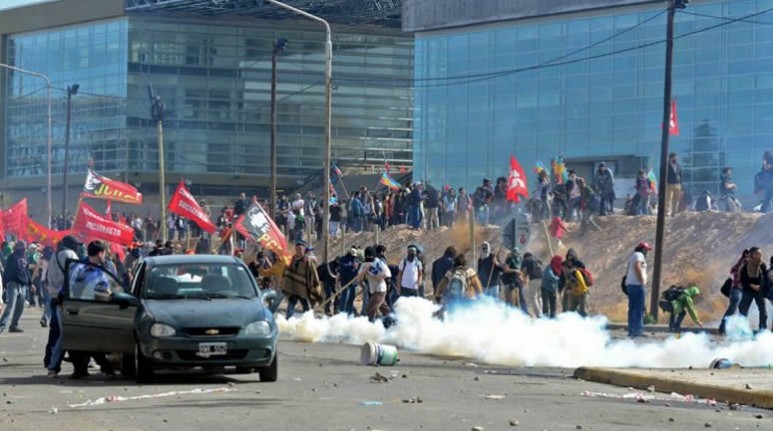 Como parte de la negociación del proyecto que regula la protesta social, los bloques llegaron a un principio de acuerdo para dar un perdón a las cerca de cuatro mil personas procesadas por marchas y piquetes