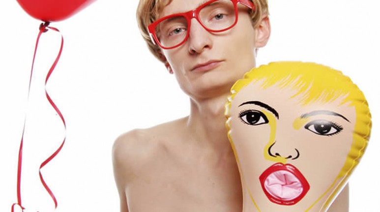 Tienen “sexo” con muñecas, consumen revistas porno, se autoestimulan aunque estén en pareja, sienten atracción por las travestis… ¿Qué le pasa a los hombres? Un análisis de los hábitos y fetiches que más inquietan a la platea femenina.