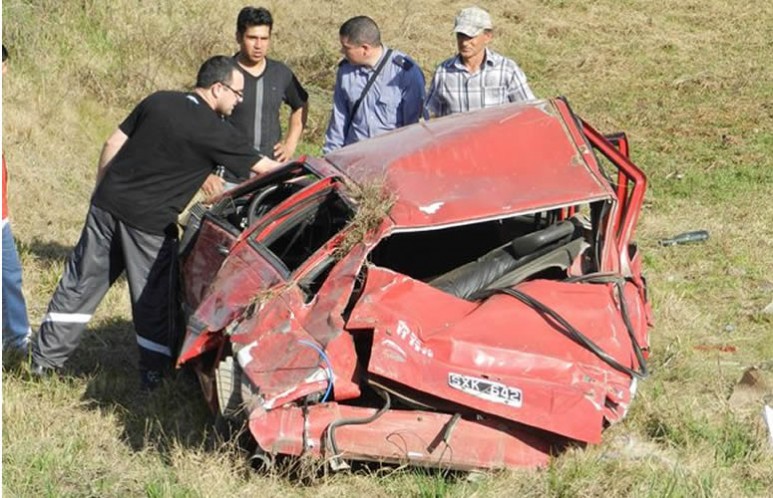 Viajaban en un Duna y por causas que se desconocen el vehículo salió de la carpeta asfáltica. Una cuarta ocupante está internada en el Cullen con un embarazo de 12 semanas. Las víctimas eran todos jóvenes del lugar.
