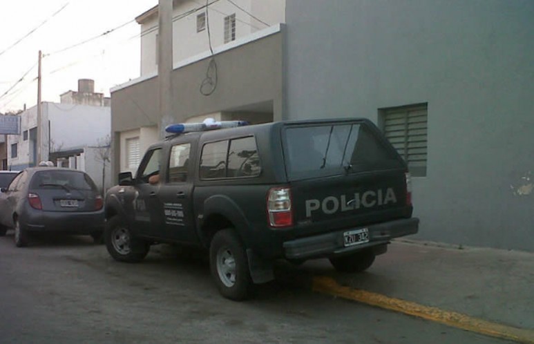 Los allanamientos, concretados por personal de la Policía de Seguridad Aeroportuaria y dispuestos por el juez federal, Ricardo Bustos Fierro, se realizaron en la División de Drogas Peligrosas y en domicilios de jefes provinciales de la fuerza.