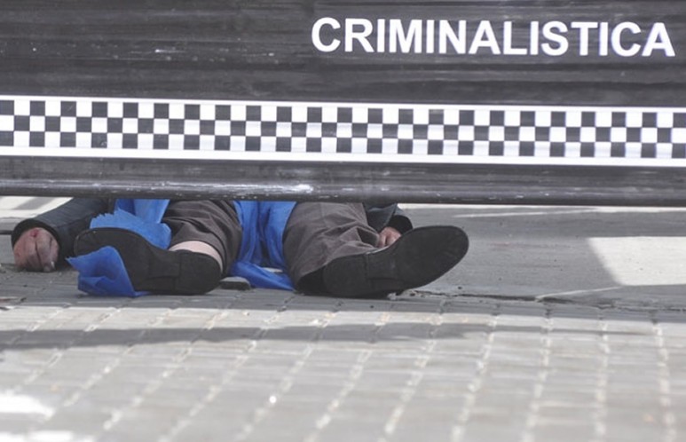 El hombre mayor yace muerto en el piso del microcentro porteño (Pablo Villán-Diario Crónica).