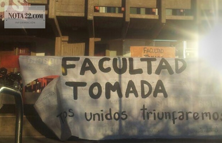 Un grupo tomó ayer el edificio por tiempo indeterminado. Denuncia irregularidades en la conducción del Centro de estudiantes porque está disconforme con una fecha pautada para elecciones.