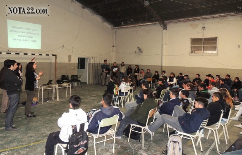 Alumnos de 5 y 6 ao de las escuelas secundarias de la ciudad recibieron informacin y asesoramiento acerca de la Tecnicatura Superior en Mecatrnica, la nueva carrera de nivel universitario que se dictar en el Instituto para la Formacin Empresaria y el Empleo (IFEE) a partir del ao que viene.