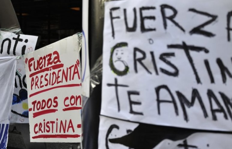 La etiqueta es una de las tendencias destacadas en Twitter y Facebook desde ayer, cuando se supo que la Presidente iba a ser operada. Incluso, los habitantes de Malvinas enviaron un saludo