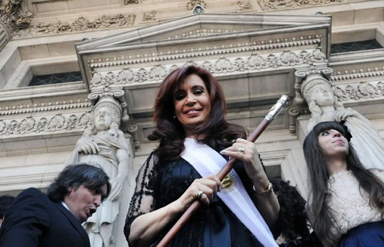 La Presidenta viajó a bordo del Tango 01; regresará la semana próxima; es el primer viaje en avión luego de la operación